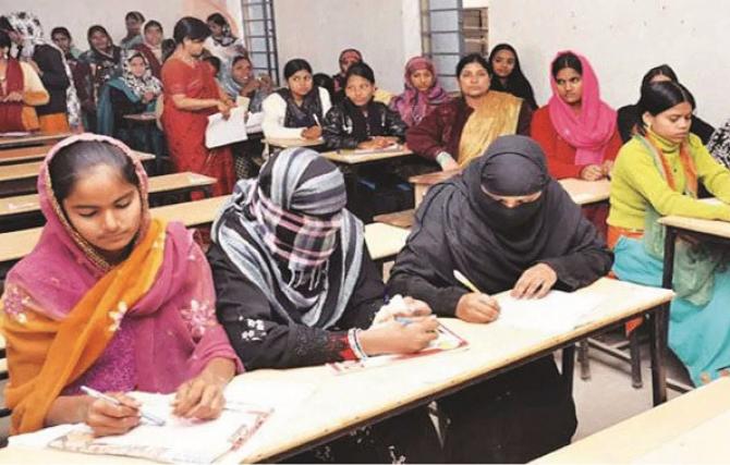 ناندیڑ: حجاب کے ساتھ نیٹ امتحان دینے پہنچیں مسلم طالبات پر اعتراض  سےبرہمی 