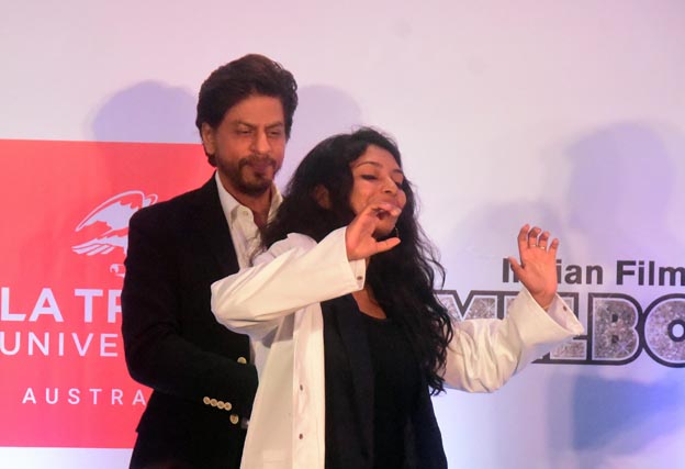 <p style="text-align: right;">شاہ رخ خان ،گوپیکا کو اسکالر شپ کا میڈل پہناتے ہوئے دیکھے جاسکتے ہیں اور گوپیکا اس موقع پرپُر مسرت نظر آرہی ہیں اور ان کے چہرے سے بہت خوشی ظاہر ہورہی ہے۔&nbsp;</p>